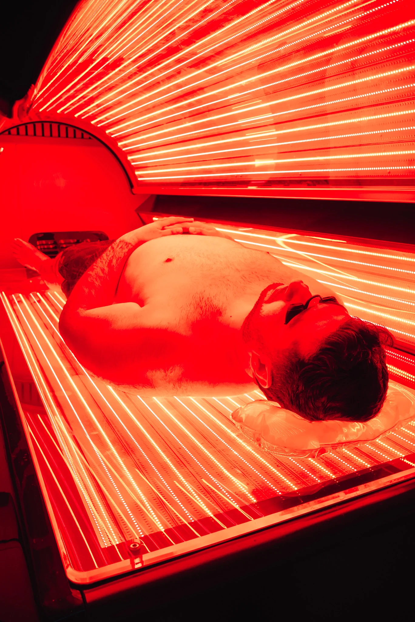 Beginner customer using Re:nu London’s full-body red light therapy bed