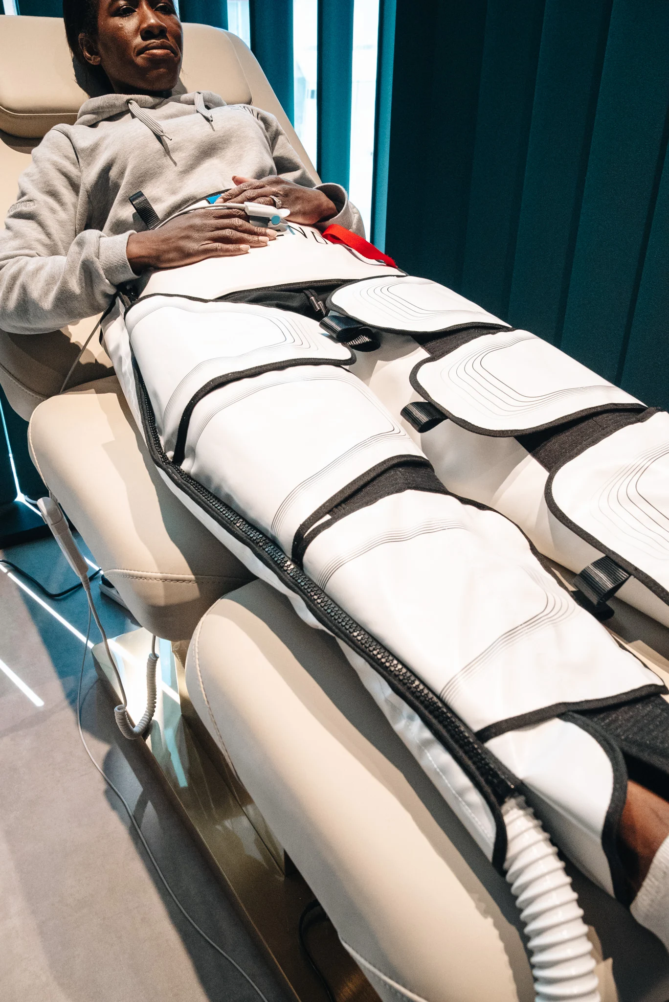 Re:nu customer using the lower body compression therapy device in London.