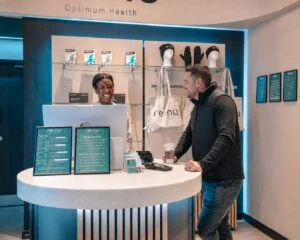 Re:nu wellness consultant discussing weight loss support with a customer in the Greenwich wellness centre.